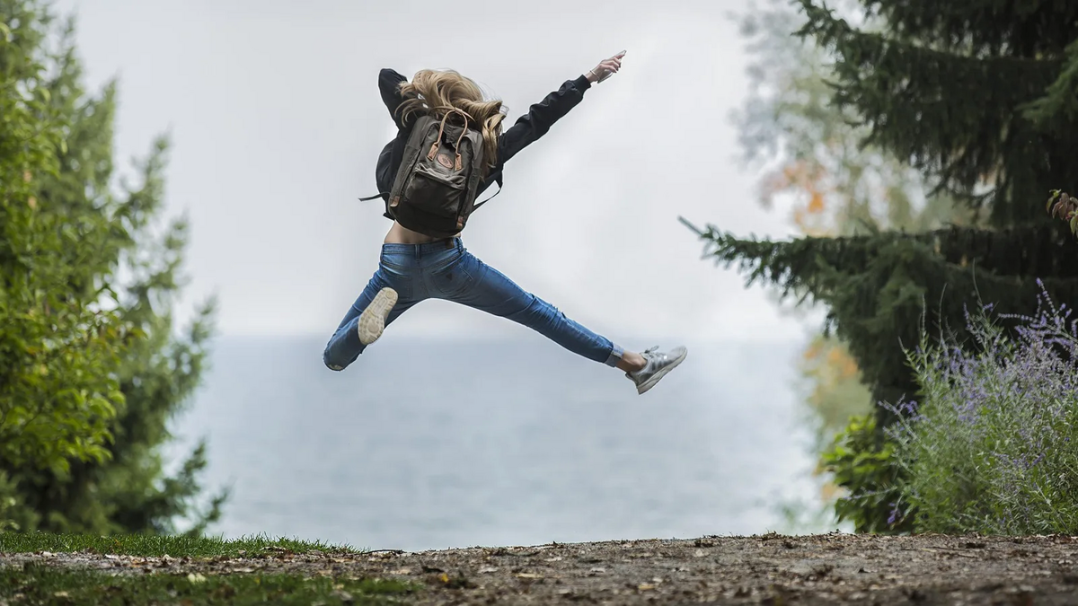 Symbolbild Freiwilligendienste. Wald mit Blick aufs Wasser. Eine Frau springt in die Luft. Foto: Pixabay.com | Pexels Symbolbild Freiwilligendienste. Wald mit Blick aufs Wasser. Eine Frau springt in die Luft. Foto: Pixabay.com | Pexels