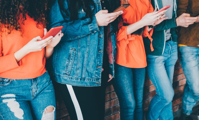 Reihe junger handynutzender Menschen | Bild: AdobeStock | Glubovy | 259510602 Reihe junger handynutzender Menschen | Bild: AdobeStock | Glubovy | 259510602